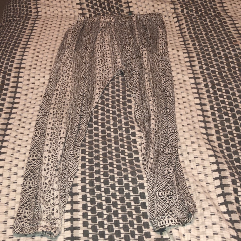 Medium patterned joggers black and white